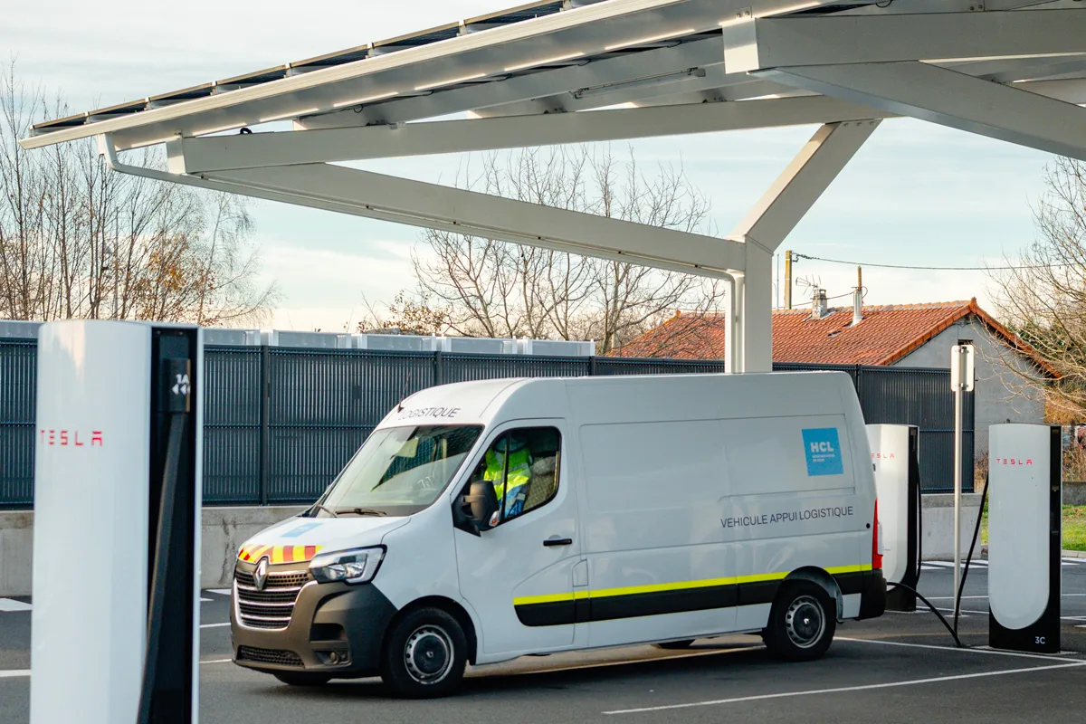 Mais que fait ce van diesel qui occupe deux bornes de recharge Tesla ?
